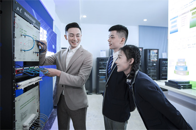 新华电脑学校：以创新教育培育未来科技领袖的坚实基地