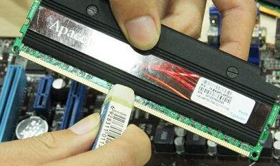 解决电脑开机后显示器黑屏且无任何信号输出的故障指南