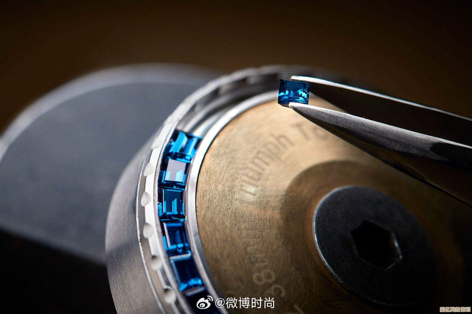 时空轮盘转动未来，2025年仿生时钟带你体验三十年家庭变革史诗