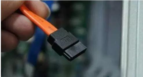 探索主流固态硬盘接口技术：性能对比与选购建议