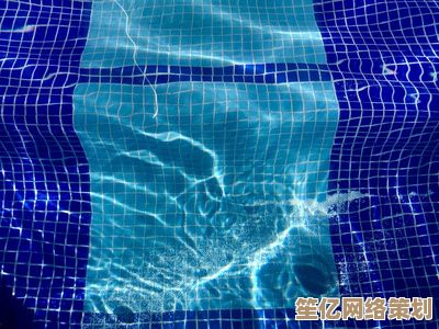 2025年游泳池水变蓝的神秘物质揭晓，科学解析背后的化学与视觉奇迹