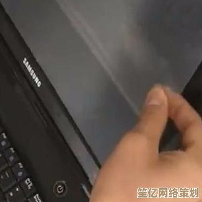 让笔记本屏幕持久亮丽如初，透明贴膜守护你的每一寸显示细节！