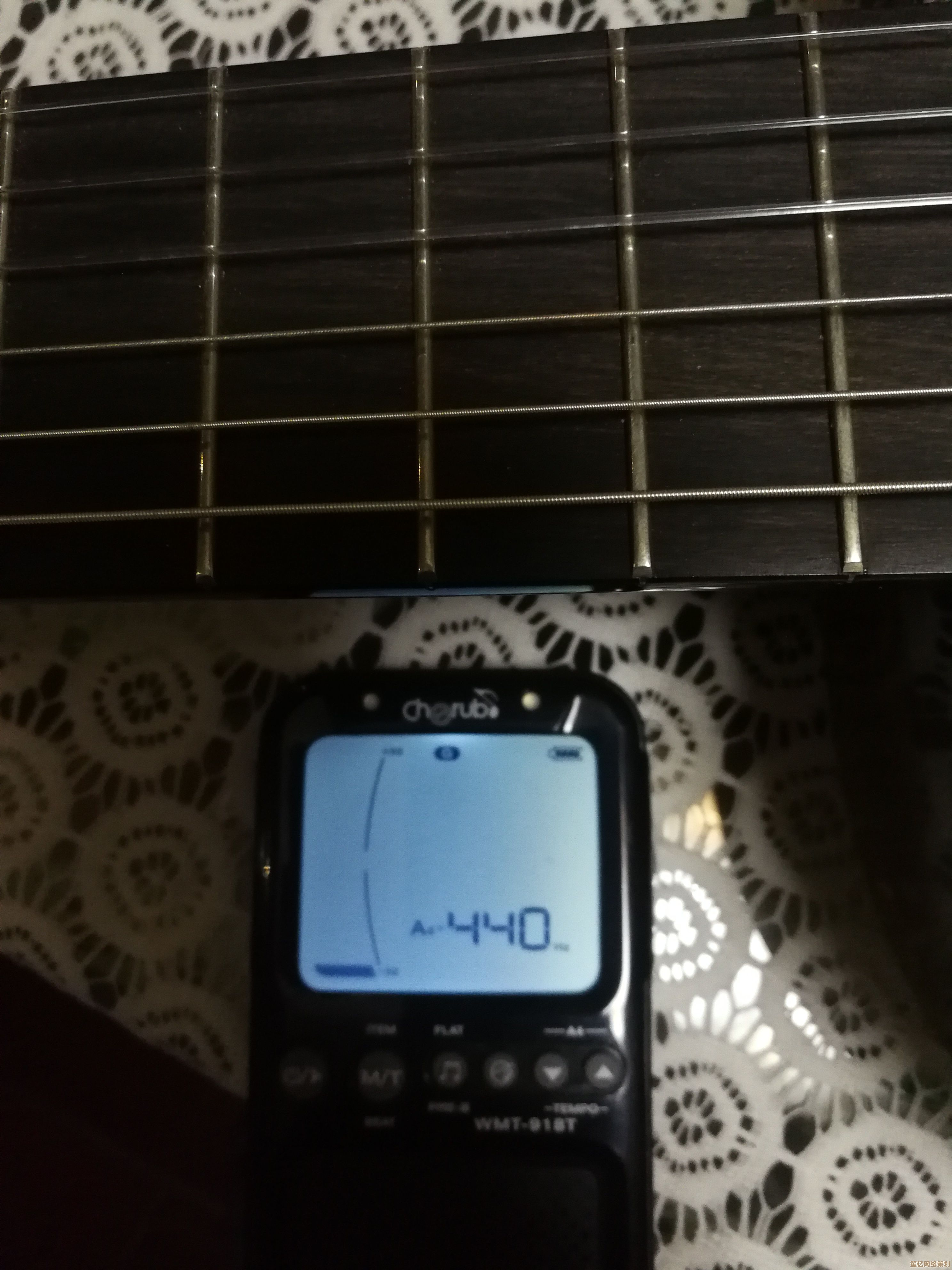 吉他调音器操作指南：从入门到精通的详细步骤解析