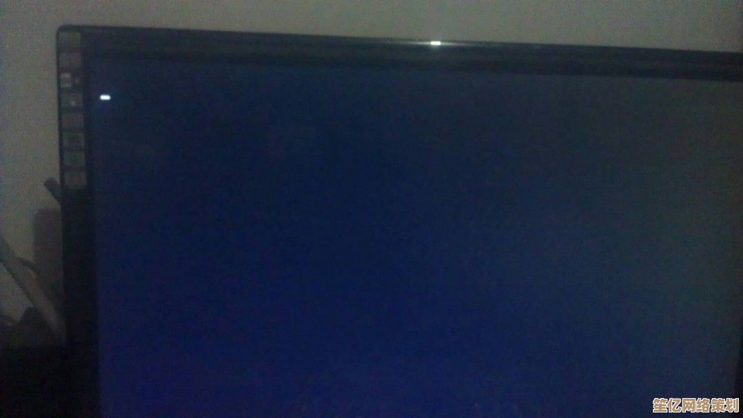 如何快速诊断并修复电脑显示器无信号导致的屏幕黑屏问题