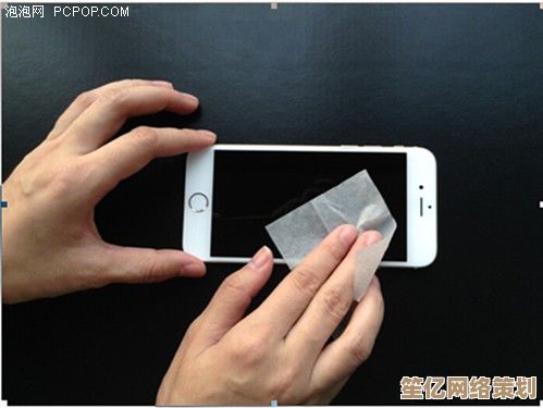 超实用手机贴膜教程：从清洁到贴合细节完整解析