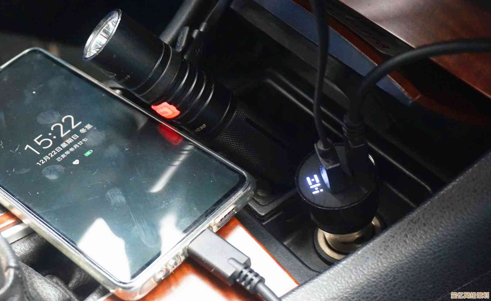 让旅途无忧，便携车载充电器随时为您的设备续航
