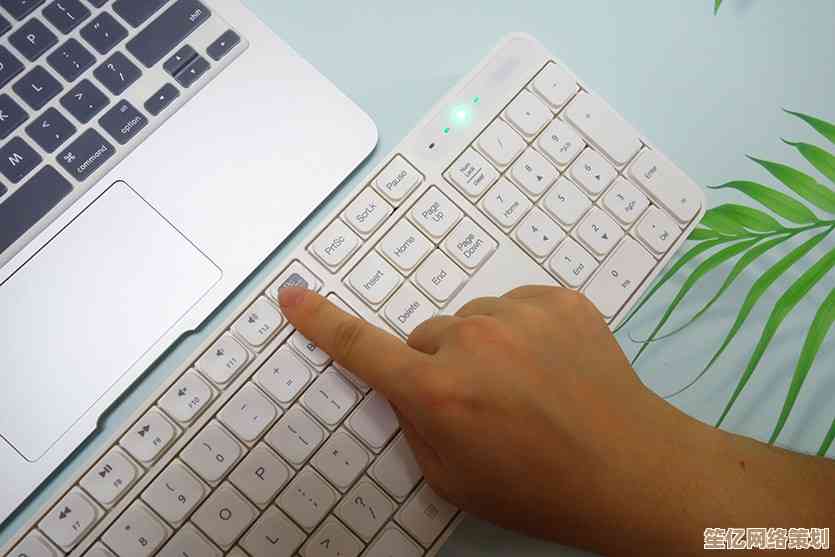 轻巧无线键盘随身带，办公效率倍增更自在