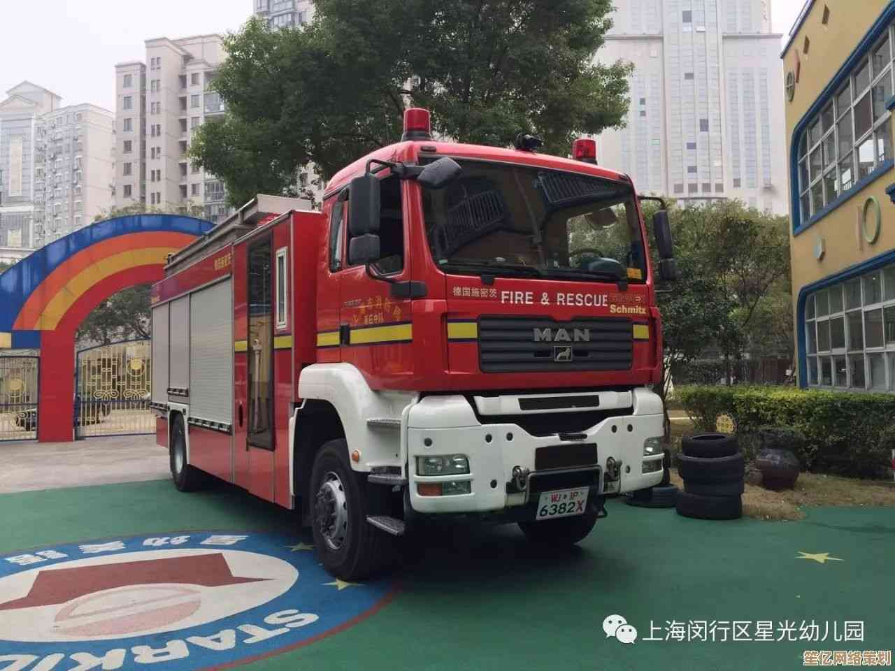智能桌面天气助手，实时监测温度变化并提供贴心提醒