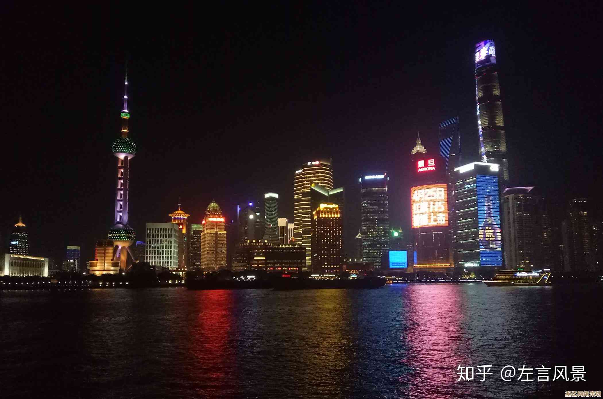 高清电脑壁纸推荐：沉浸于唯美自然与城市天际线的视觉之旅
