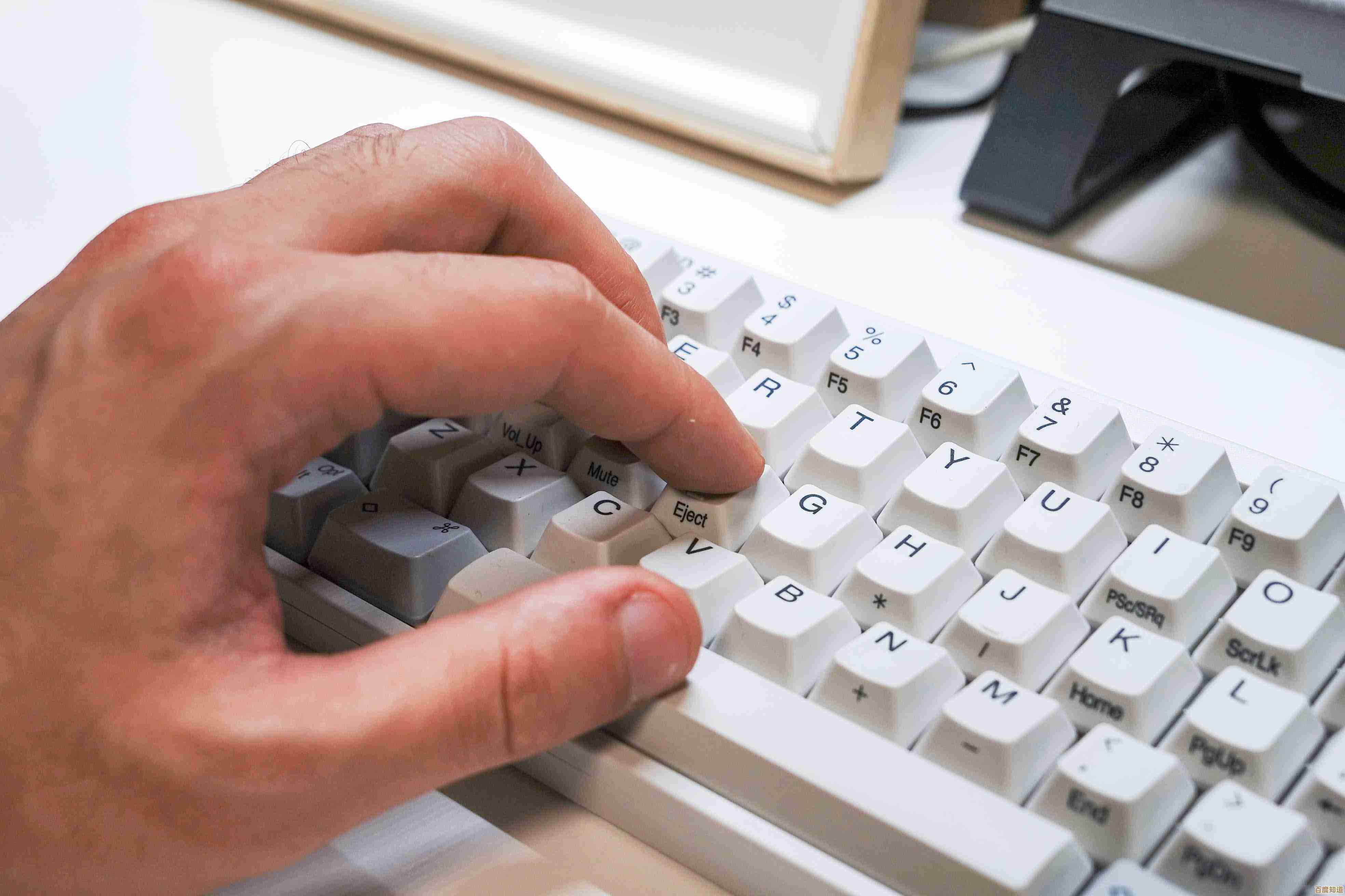 静电容键盘革新输入方式:轻盈触感与精准响应的理想之选,提升工作效率