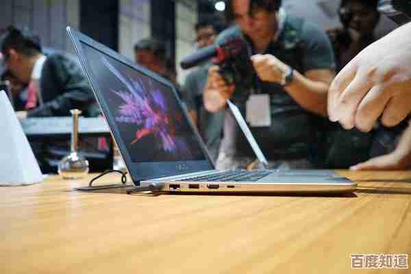 12英寸轻薄笔记本，便携设计让高效办公如影随形