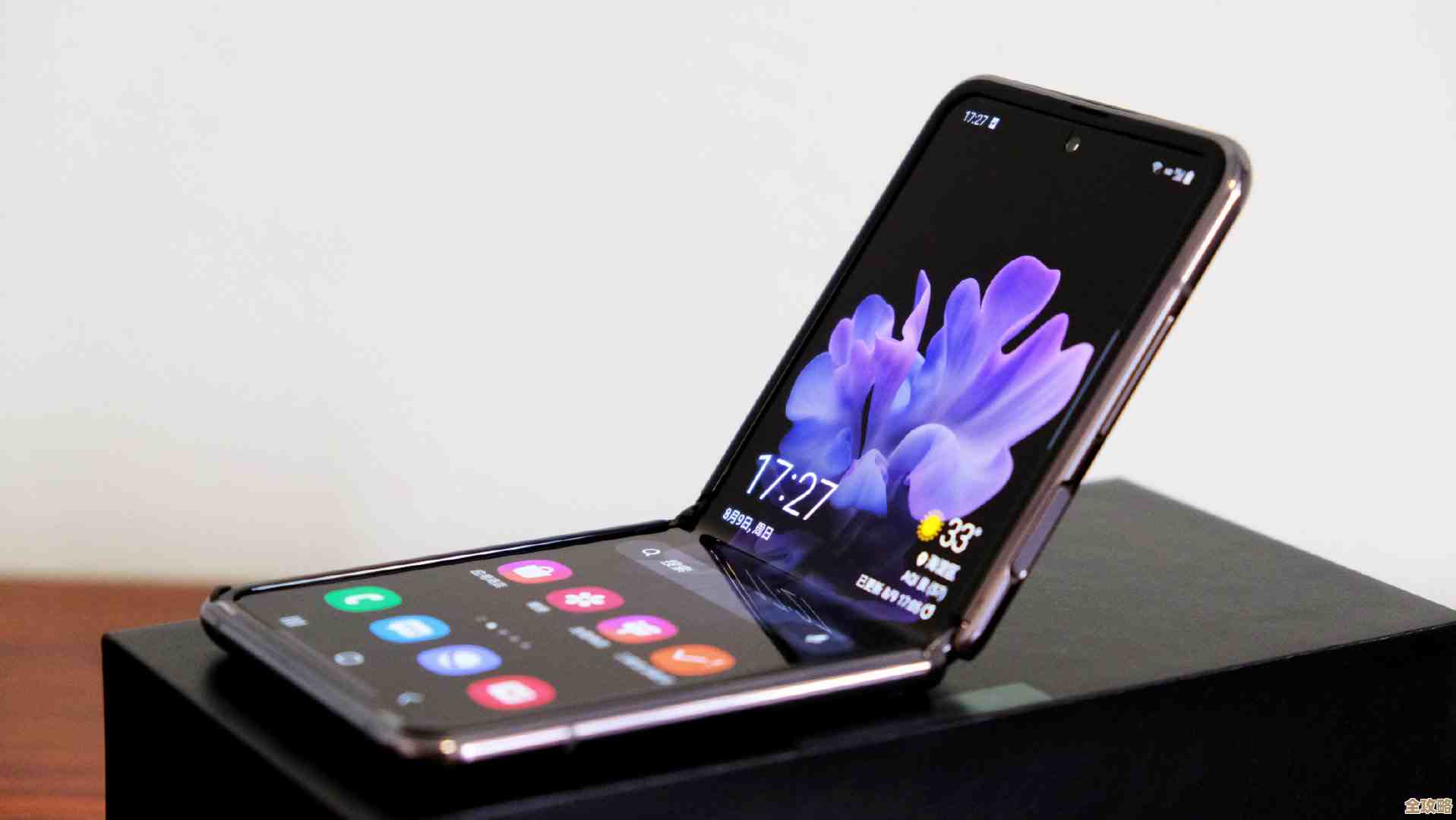 华为折叠屏技术重新定义智能通信边界，带来前所未有的未来科技体验