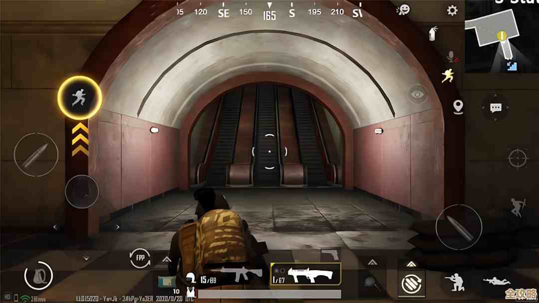 有人知道地铁逃生荧光天线配哪个衣服吗，感觉图标看着怪