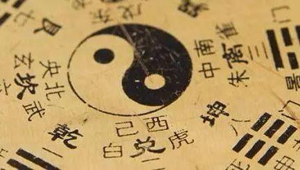 在江湖侠影里，卦象一划就能摸清你命运的边儿