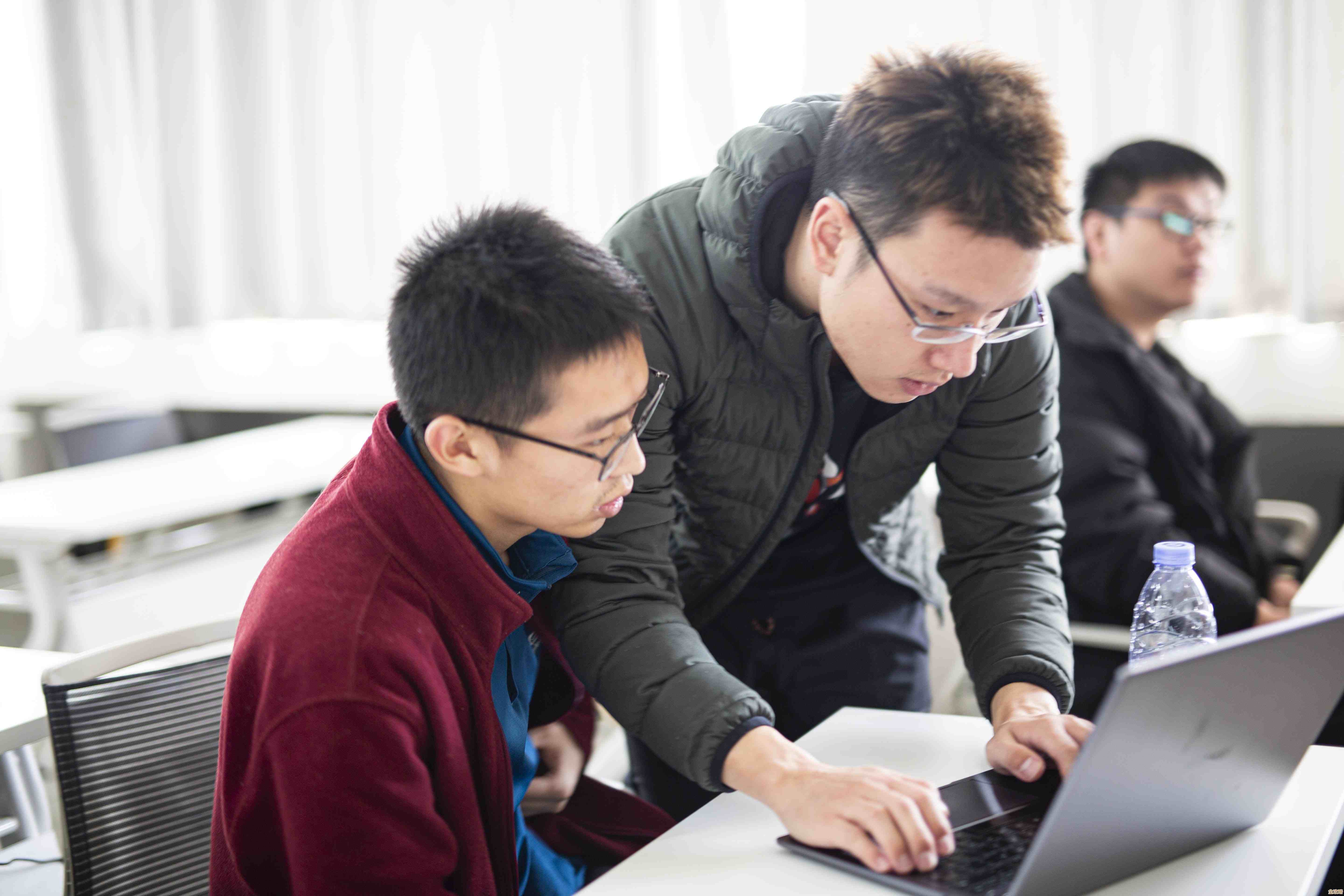 分布式存储里DHT算法那些改进和优化的点，怎么能更好地提升性能和稳定性